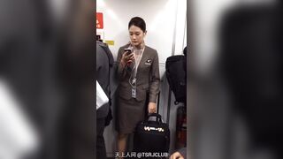 Quay lén dưới váy em tiếp viên hàng không