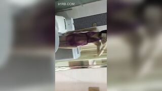 Học sinh mặc thử đồ lót người yêu tặng