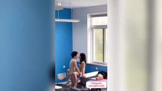 SINH VIÊN ĂN TRƯA TẠI LỚP