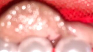 Cô gái thủ dâm bằng chuỗi ngọc trai