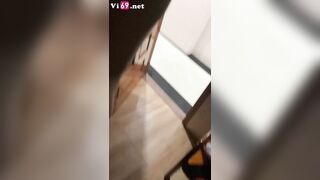 Nghiện Public, Bắt e học sinh đái trước cửa móc lồn cho hàng xóm phát hiện