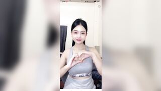 Cô giáo dạy lớp chồi mặt xinh dáng đẹp xoa vú ngay trên live siêu đĩ thoã