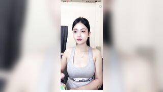Cô giáo dạy lớp chồi mặt xinh dáng đẹp xoa vú ngay trên live siêu đĩ thoã