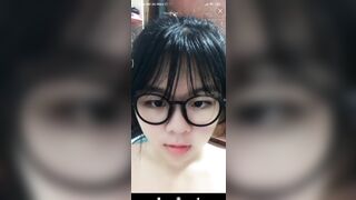 Clip Hot Khả Hân Show Hàng Trên Live Cho Anh Em Thẩm