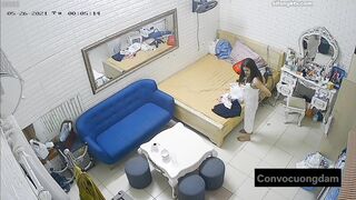 Quay lén 3 chị em thuê chung phòng trọ 8