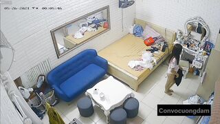 Quay lén 3 chị em thuê chung phòng trọ 8