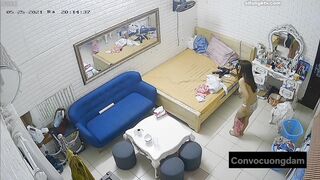 Quay lén 3 chị em thuê chung phòng trọ 9