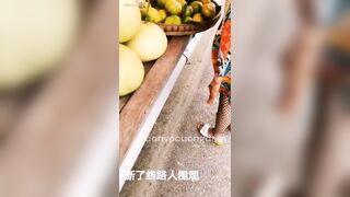 Cởi chuồng mặc đồ ren xuống mua hoa quả cho người dân nhìn lồn vú 2