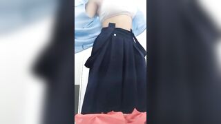 Shock, Vẫn đeo khăn đỏ mà lén vào toilet Móc lồn show vú
