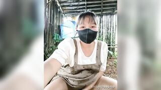 Bé bầu ra vườn hoà mình vào thiên nhiên nhưng lại gặp trời mưa nên liền thủ dâm
