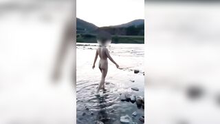 Những cô gái khoe lồn nơi công cộng 23