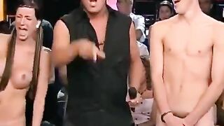 Game show độc lạ, Ghép đôi djt nhau trên sân khấu xuất vào lồn