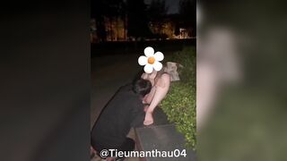Chồng ra công viên cho người lạ bú lồn vợ