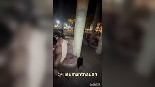 Bịt mắt vợ cho người lạ bú lồn ở công viên