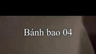 Trở vợ khoe vú trên xe