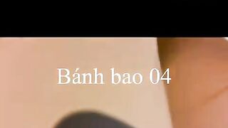 Trở vợ khoe vú trên xe