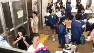 Gái nhật đi tắm ở suối nước nóng