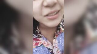 Mua quà vặt xong được em học sinh cho móc bím ngay trước cổng trường