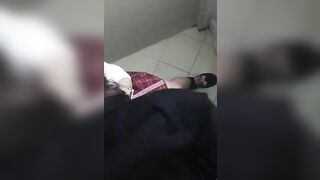 Lén chịch vợ bạn trong toilet P2