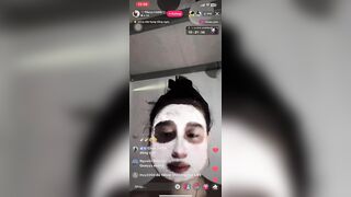 Idol chơi lớn vừa tắm vừa live