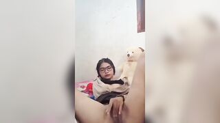Full video chị gái đeo kính thủ dâm bắn nước sướng trợn cả mắt lên trần nhà