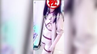 Dưới quấy cô gái không mặc quần lót