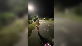 Em gái có sở thích cởi đồ cho trai xem lồn