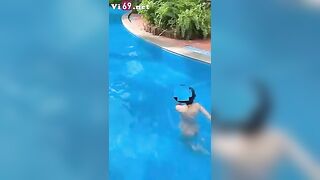 Em gái có sở thích cởi đồ cho trai xem lồn