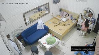 Quay lén 3 chị em thuê chung phòng trọ 11