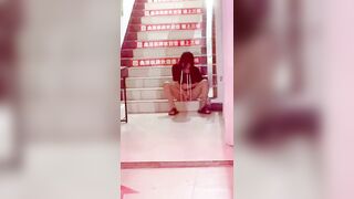 Phát hiện em gái lén móc lồn dưới sảnh chung cư