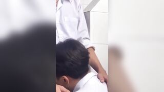 Sao lớp trưởng v m vào nhà vs hoài vậy?