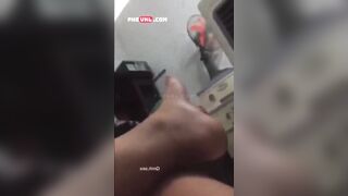 Em gái bị con bạn cùng phòng khốn nạn quay lại lúc thay đồ khoe vú trong phòng