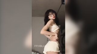 E Teen Vân Linh 2ka5 Nửa đêm nứng móc lồn ở KTX bị phát hiện