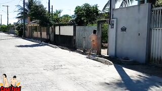 Chồng bắt vợ cởi quần áo ra ngoài đường