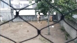 Chồng bắt vợ cởi quần áo ra quét sân