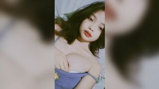 Em xinh đầu ti mới nhú thủ dâm sướng chảy nước