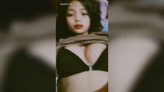 Em xinh đầu ti mới nhú thủ dâm sướng chảy nước