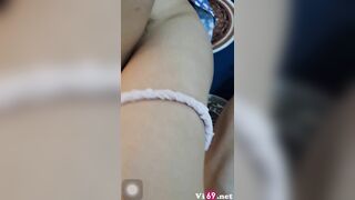 Em đồng nghiệp vừa nhắn tin cho chồng vừa để anh khám phá