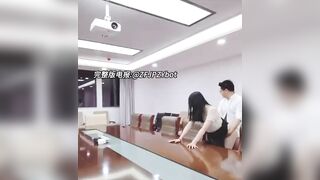 Địt em thư kí mặt dâm trong phòng họp lồn non