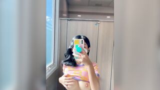 E Ny đi biển, Lén Show vú móc lồn gửi bạn trai ở nhà bị phát hiện