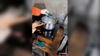 Con bạn Đang nấu Mì, Bị thg bạn tốc váy sờ lồn hấp dâm đjt sướng vl