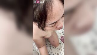 Đang mút thì chị bắt đái vô mặt