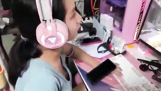 Đang chơi PUGB mà rhg bạn Cứ Bóp vú đòi chịch, Nên cởi quần áo vừa djt vừa chơi