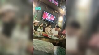 Chưa kịp hát đã tụt hết quần áo gạ địt mấy em nhân viên vú to lồn ngon