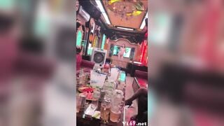 Mấy en nhân viên quán hát hàng ngon gạ địt khách kiếm tiền