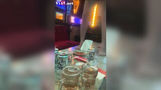 Mấy en nhân viên quán hát hàng ngon gạ địt khách kiếm tiền