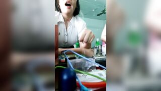 E hs cấp 3 vừa đi học về đã bị a họ lôi vào phòng địt doggy