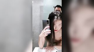 Doggy con bồ của thằng bạn trong nhà tắm khi sang nhà chơi