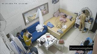 Quay lén 3 chị em thuê chung phòng trọ 14