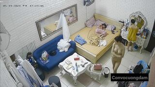 Quay lén 3 chị em thuê chung phòng trọ 14